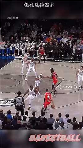 -拉文扣篮轻轻松松啊，不愧金州勇士的