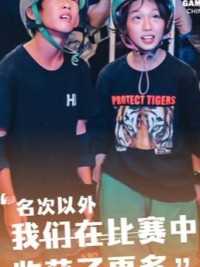 X GAMES CHINA 2023U池滑板巡回赛 昆明站，许桐彬与来自湖北的何少博两位小选手在赛场上也结交了一位“兄弟”，。在前几轮的比赛中许桐彬迅速进入状态，依靠稳定的发挥得到27.06分暂列第一，何少博紧追其后。末轮决战，何少博最后一位出场，他以超高难度的动作和0失误的表现打动了现场的观众和评委，许桐彬与何少博两位小选手相互搂着一起等待着比赛的成绩，也一起为何少博31.10分的全场最高分欢呼