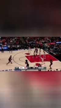 主打一个写意！怀特突破虚晃一枪送妙传 格林不负众望三分飚进